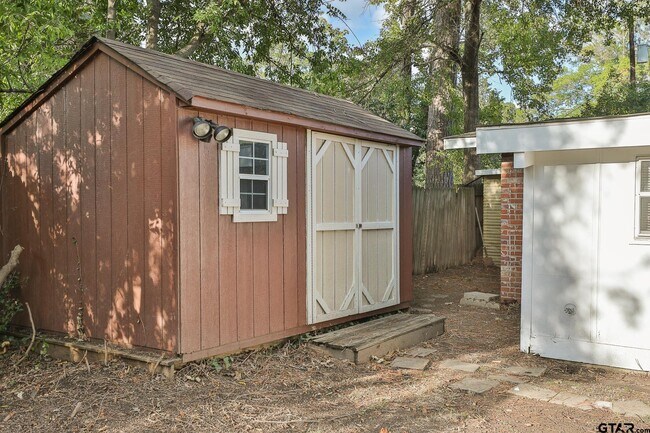 Building Photo - 3215 Fernwood Dr