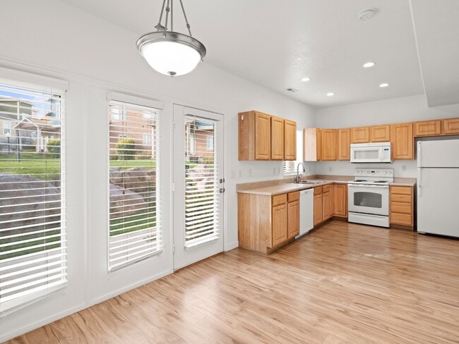 Building Photo - 5047 W Rock Butte Rd