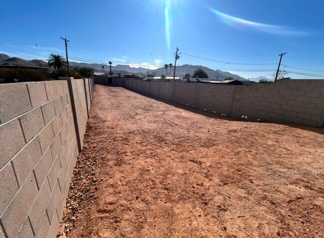 Building Photo - Beautiful New 3 Bedroom Phoenix home with Den/Loft! No HOA