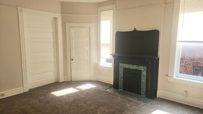 Building Photo - "Cozy 2-Bedroom Duplex in the Heart of St....