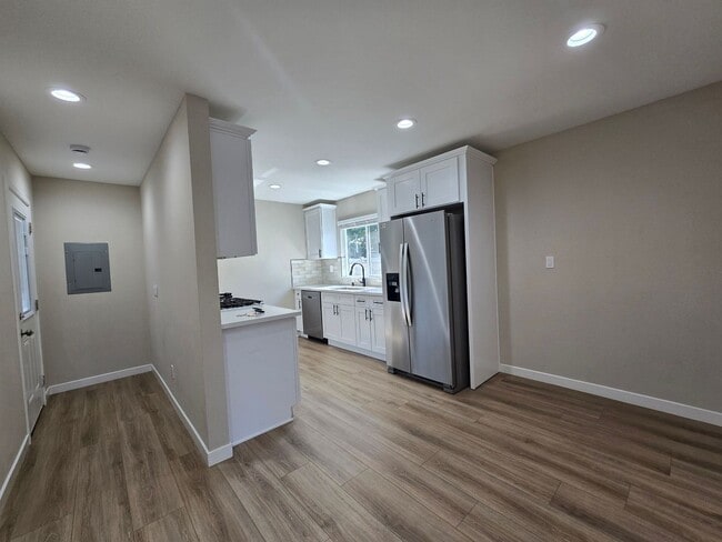 Building Photo - Newly Renovated 2023!! 4BD/2BA
