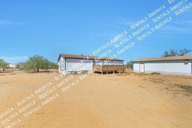Building Photo - 13320 W El Lobo Rd