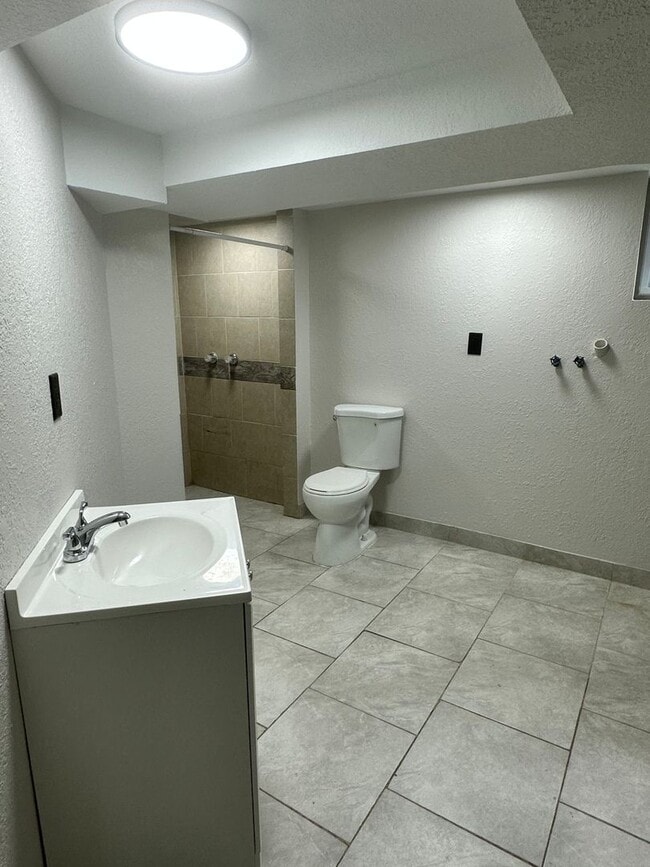 Building Photo - Corner Lot 2 bed 2 bath w 1 car Garage!