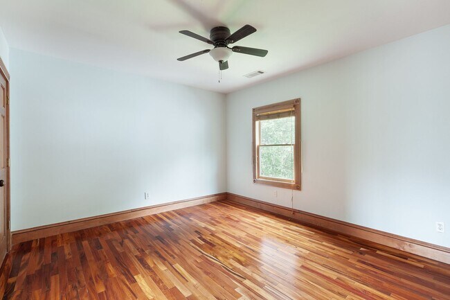 Building Photo - Spacious 6bd/3ba in Grant Park w/ Large Fenced in Backyard & Steps From the Park!