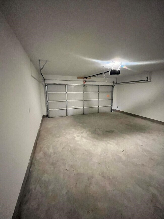 Building Photo - 25431 Birch Hl Dr