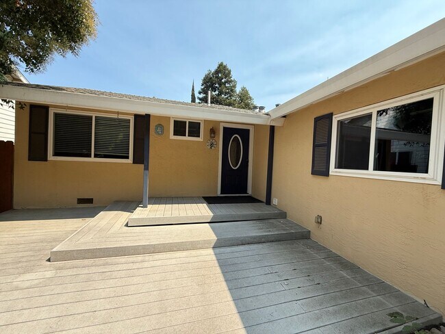 Building Photo - Recently Remodeled Home in Charming Neighborhood