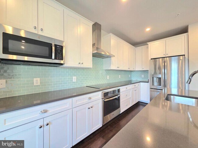 Building Photo - 820 Fern Pl NW