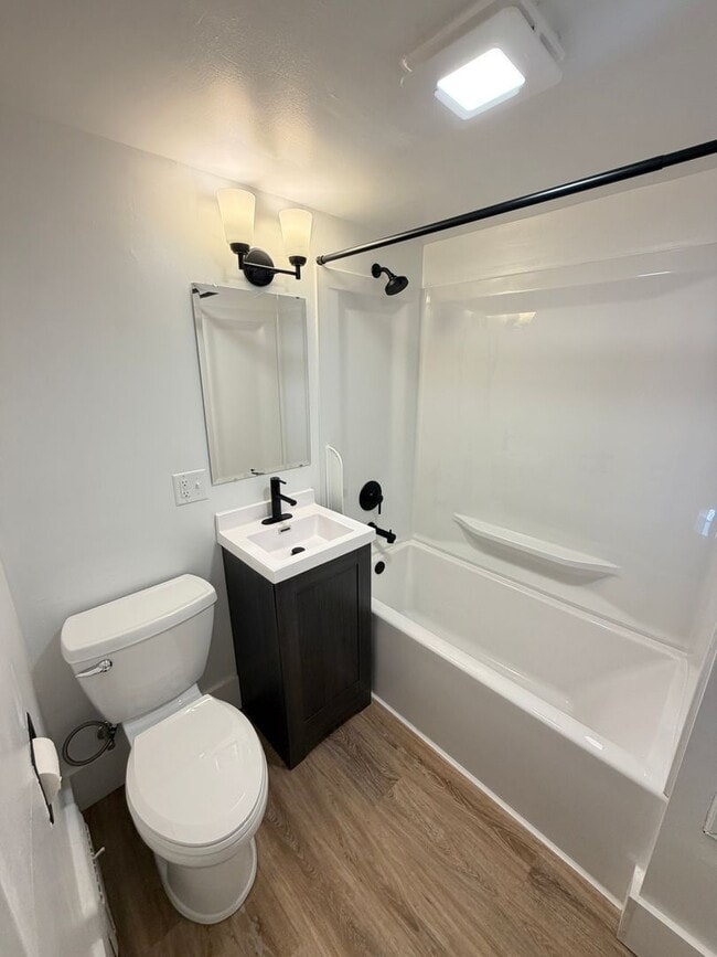 Building Photo - Remodeled 2 Bedroom - AVAILABLE 08/07/2026