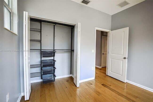 Building Photo - 2938 St Thomas Dr