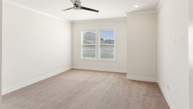 Building Photo - 3 Bedroom House Available NOW
