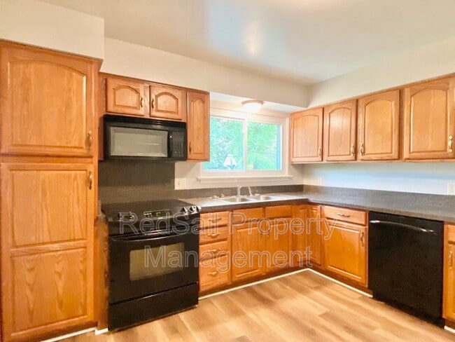 Building Photo - 34 Warren Dr