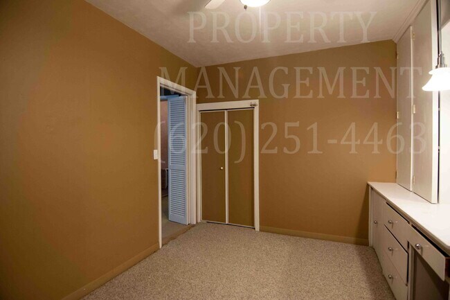 Building Photo - 4 Bedroom 1 Bath