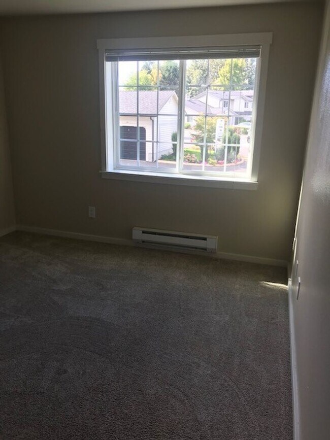 Building Photo - $2500-3Beds 2BA W/D 2 reserved parking, po...