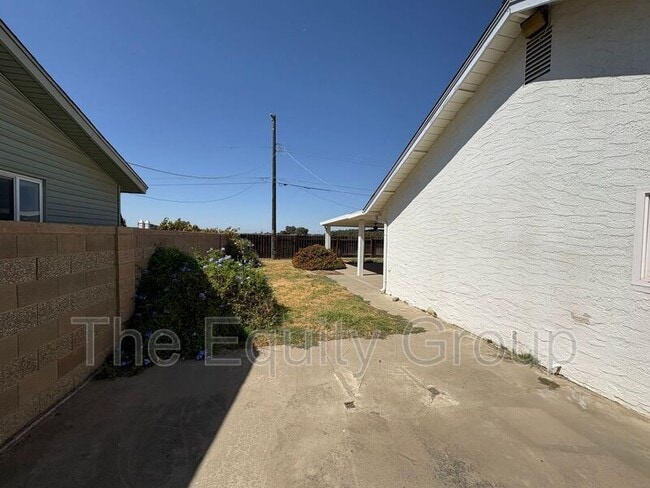 Building Photo - 473 W Deodar Ln