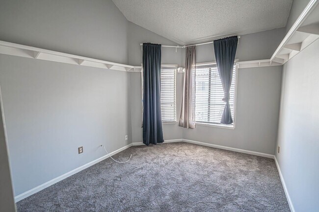 Building Photo - Santa Fe 2 Bedroom Condo for Rent!