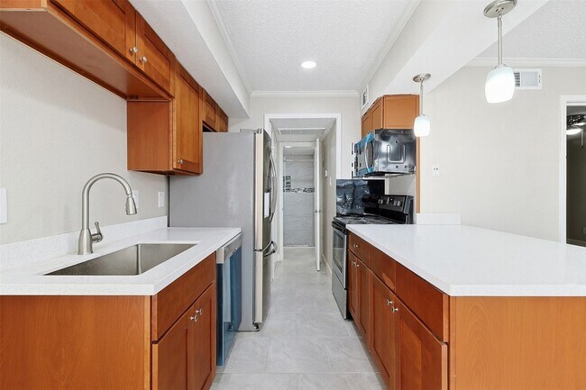 Building Photo - 2750 Holly Hall St