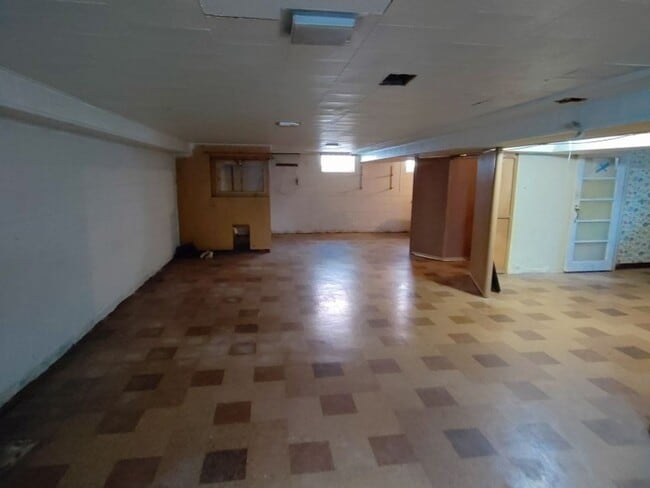 Building Photo - Beautiful, sprawling, brick ranch - $1700/mo