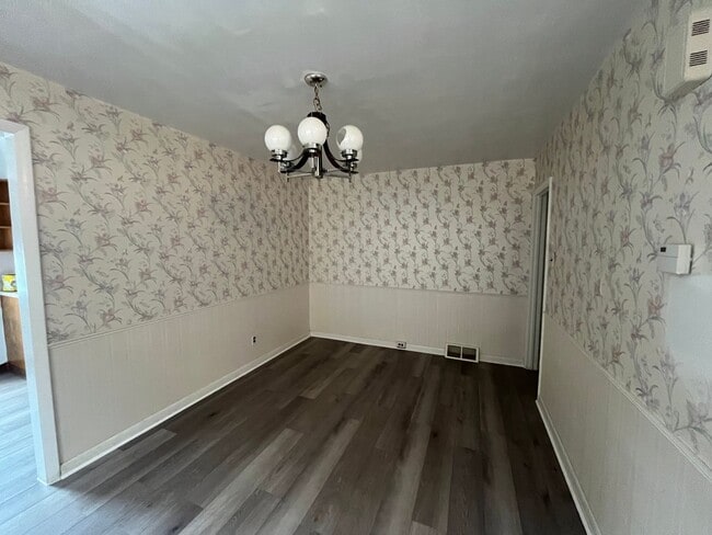 Building Photo - 3 bed room 1.5 bath