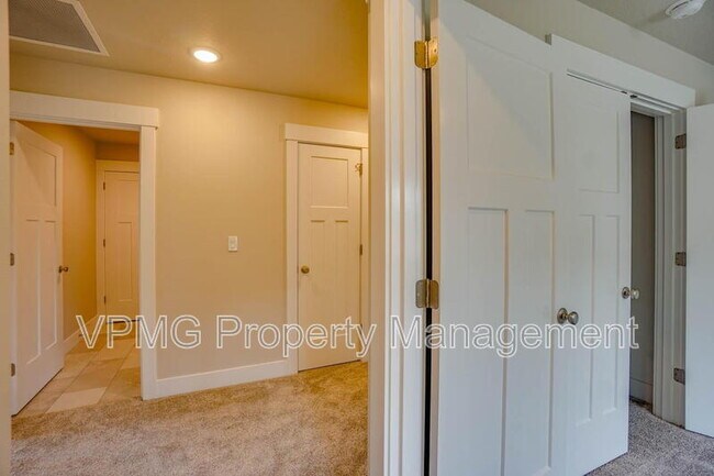 Building Photo - 2347 E Otter Lp