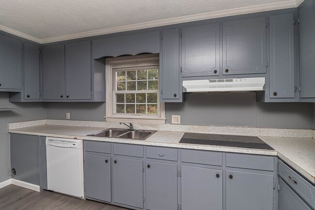 Building Photo - SPACIOUS Brick Home ~ Great location close...