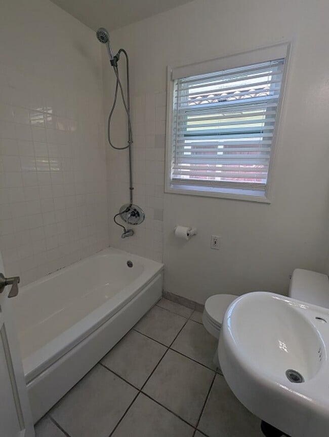 Building Photo - Single Story Duplex in San Diego; Trash Paid!