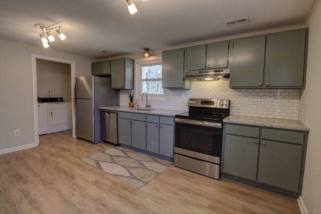 Building Photo - 2530 Glenbrook Dr