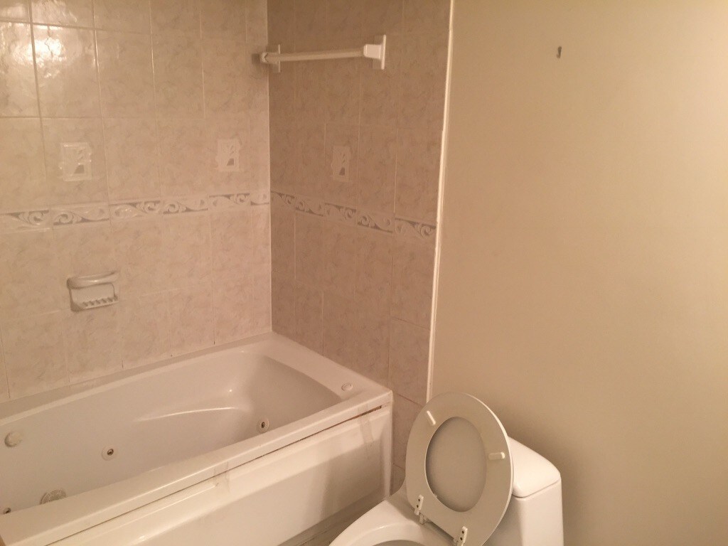 bathtub 2 - 4300 Stablemere Ct