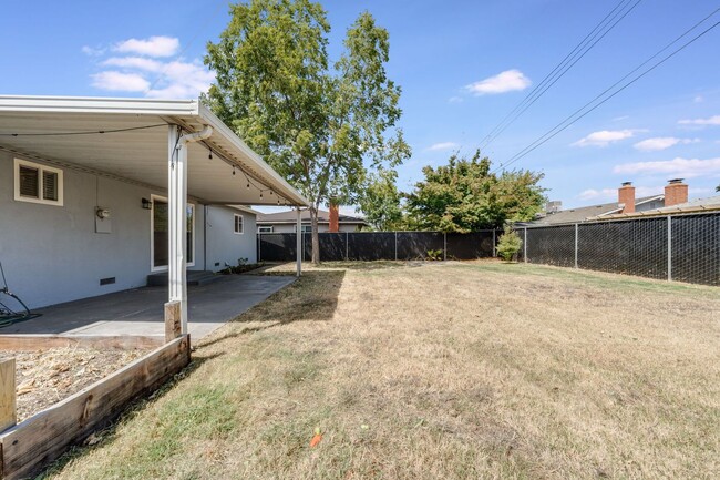 Building Photo - Updated 3-Bedroom Home! Modern Kitchen, Co...