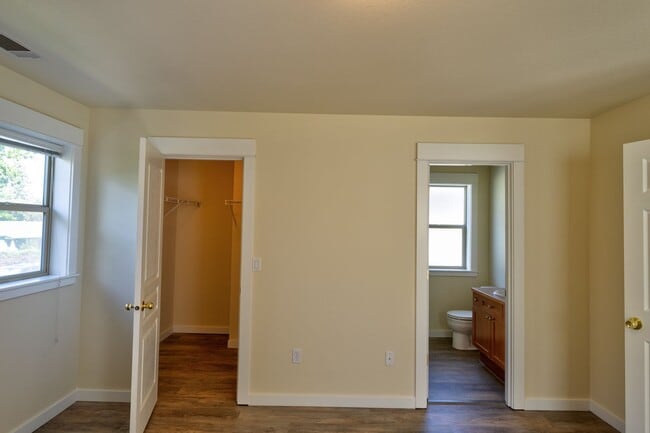Building Photo - 997