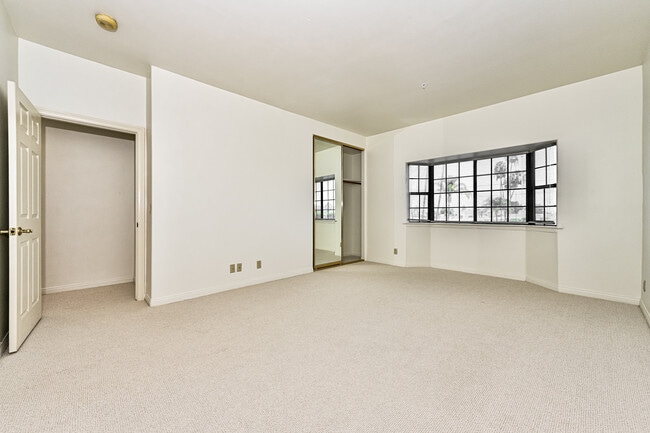 Building Photo - 5319 Lindley Ave