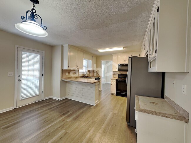 Building Photo - 1017 Queensbury Run