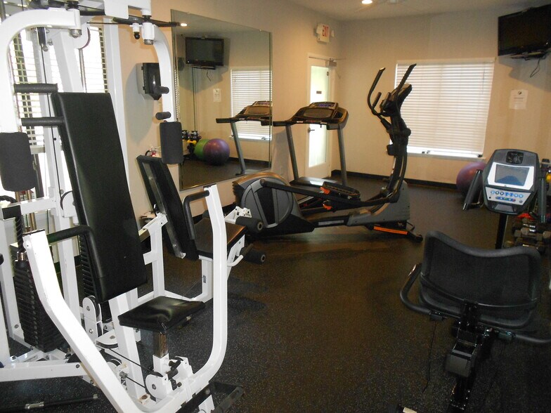 All-Inclusive Furnished 1 Bedroom 1 Bath with Office Center in Bay Club- 2 miles Sullivan's Island - 1481 Center St Ext