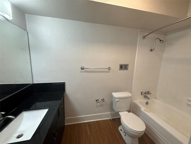 Building Photo - 5400 Memorial Dr