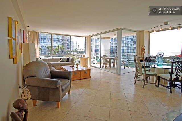 Building Photo - 1710 Avenida del Mundo