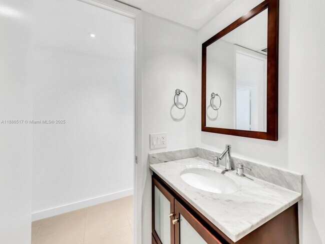 Building Photo - 520 Brickell Key Dr