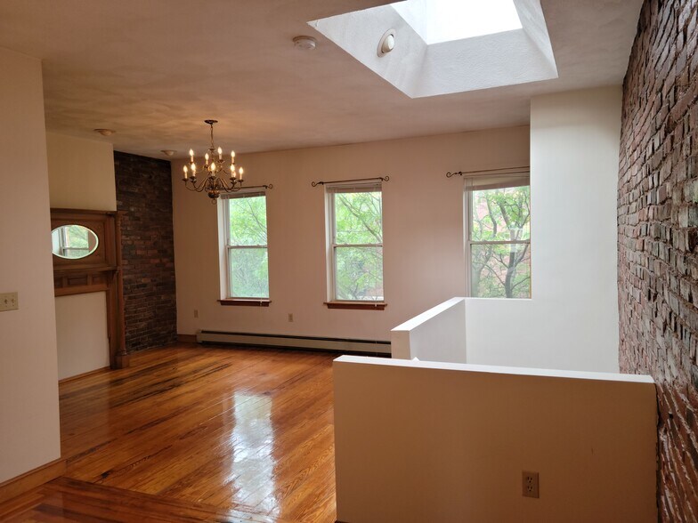 Building Photo - 67 Baldwin St