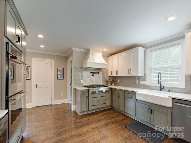 Building Photo - 823 Sedgefield Rd