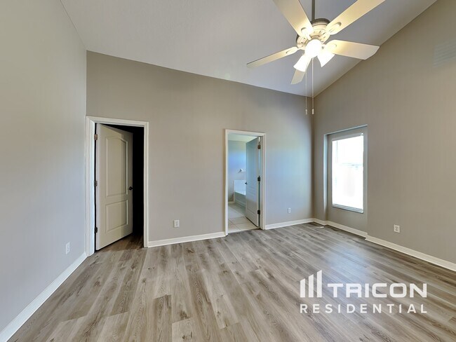 Building Photo - 31136 Whinsenton Dr