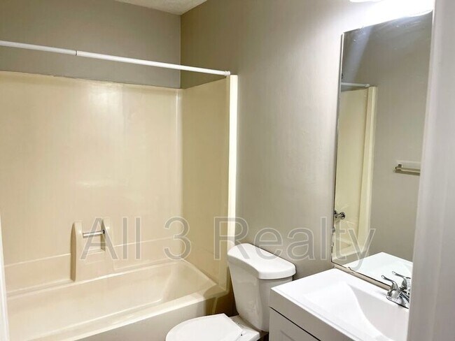 Building Photo - 210 Sheraton Ct
