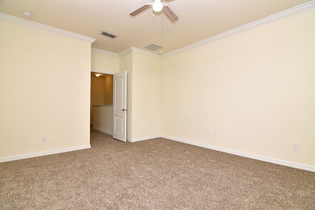 Building Photo - Lovely Town Home Available