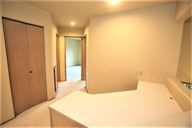 Building Photo - Beautiful 2 Story 3 Bed 2.5 Bath in Sammamish