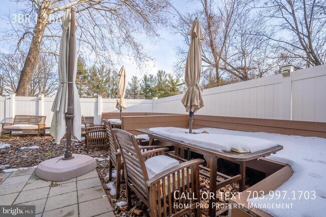 Building Photo - Arlington dulpex, top unit w/bacony overlo...