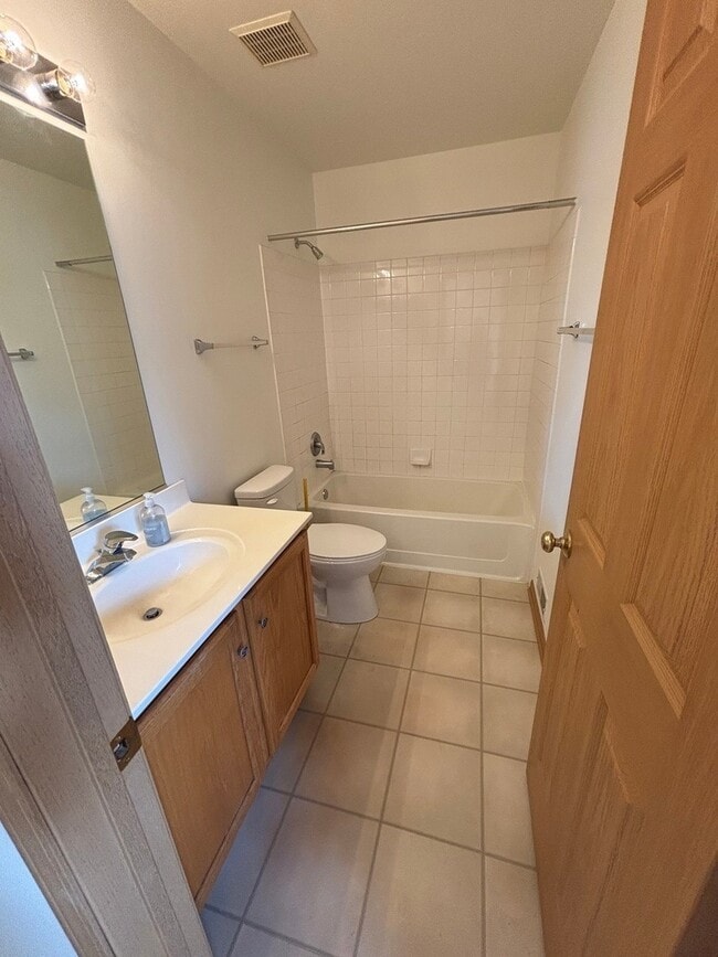 Building Photo - 2422 Golf Ridge Cir