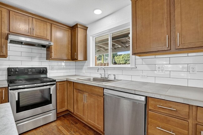 Building Photo - 4 bedroom: Single Level SE Portland Home
