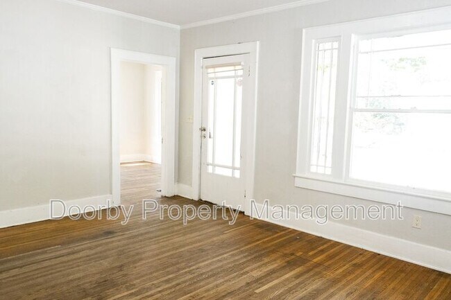 Building Photo - 910 S Crest