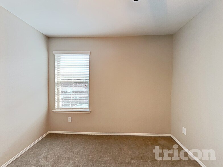 Building Photo - 529 Cheyenne Dr