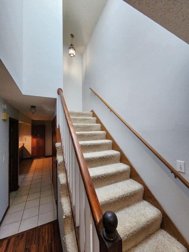 Building Photo - Nice 3BR, 1.5BTH half duplex near schools ...