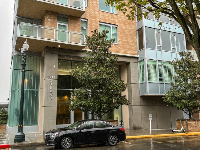 Building Photo - Beautiful 1 Bed 1 Bath Waterfront Condo w/...