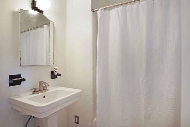 Building Photo - 1647 Lake Ella Dr