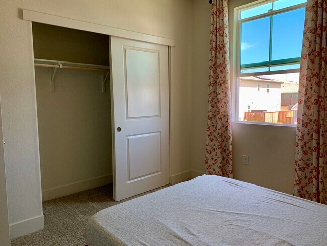 Building Photo - 4 Bedroom Home in Hollister with 3 Full Bathrooms and Central A/C